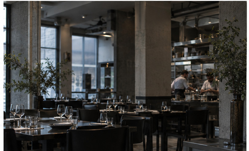 La salle pendant le service, la cuisine en arrière-plan