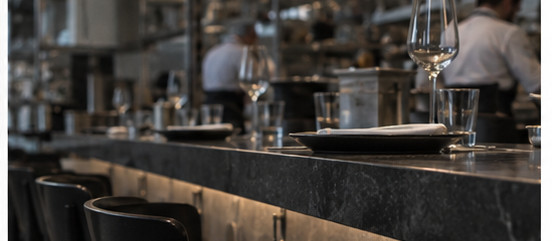 Le comptoir et ses tabourets, dressés avant le service